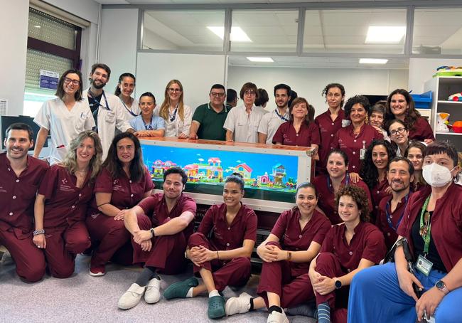 Roberto San José, en el centro, junto al personal sanitario y administrativo en el pabellón Ampuero del Hospital de Basurto.