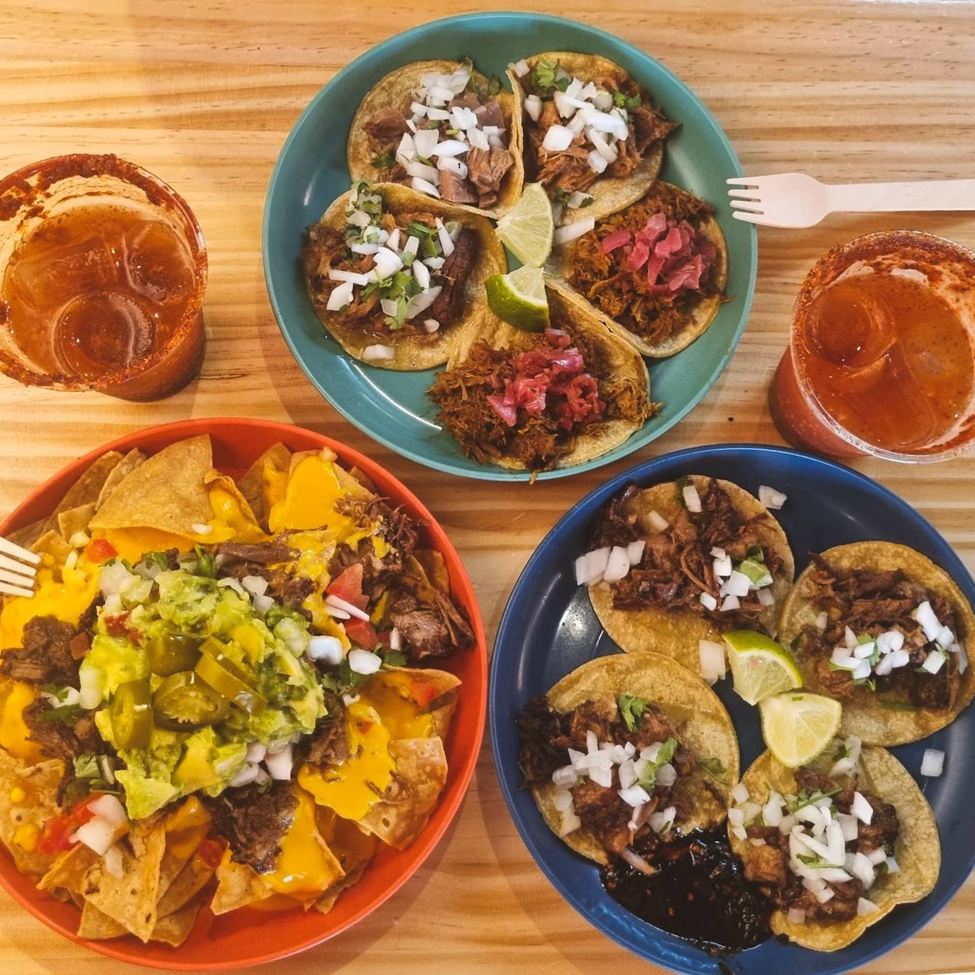 Variedad de tacos y totopos