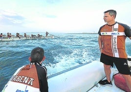 El técnico de Zierbena, Dani Pérez, sigue las evoluciones de sus hombres desde la zodiac durante un entrenamiento.