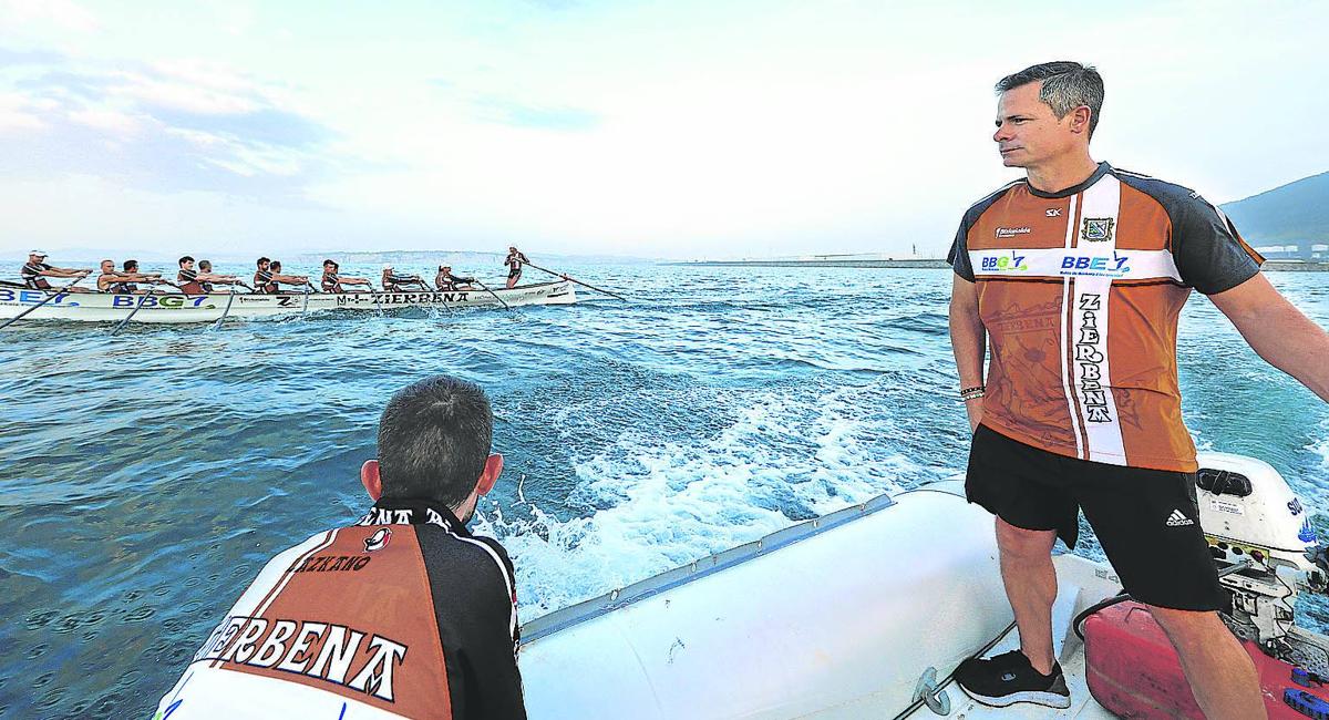 El técnico de Zierbena, Dani Pérez, sigue las evoluciones de sus hombres desde la zodiac durante un entrenamiento.