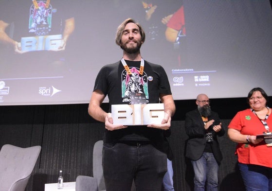 Ibai Aizpurua (Zomorro Studio) recoge el premio al Mejor Videojuego Vasco durante la BIG Conference de 2023