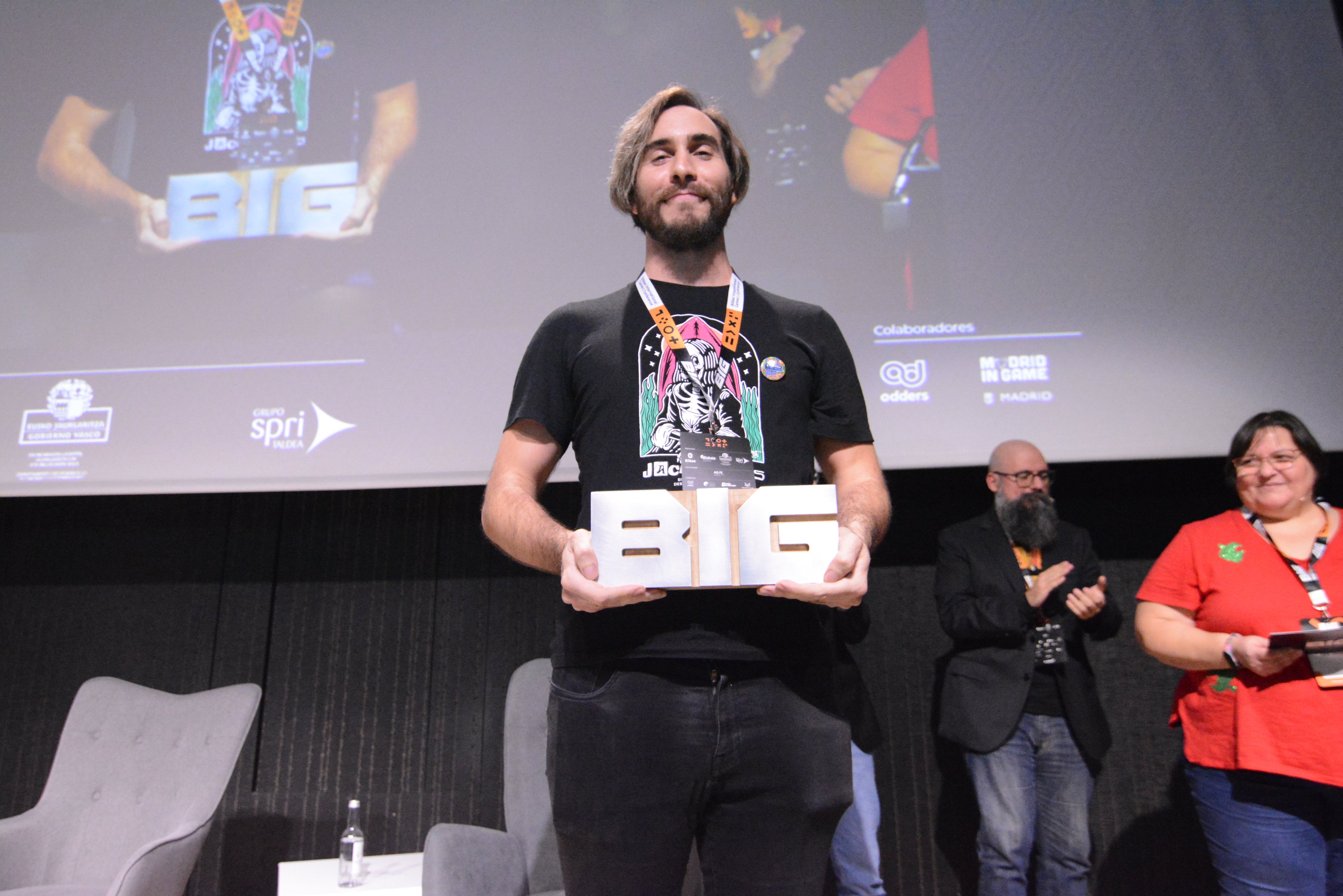 Ibai Aizpurua (Zomorro Studio) recoge el premio al Mejor Videojuego Vasco durante la BIG Conference de 2023