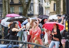 Espectadoras esta mañana en el concierto de Parquesvr en el Arenal de Bilbao