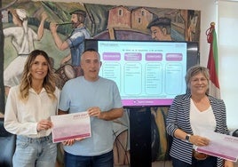 Argiñe de la Cruz, primera teniente de alcalde; Iñaki Urrutia, regidor; y Maitana Martínez, segunda teniente de alcalde, presentan el plan de mandato.