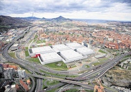 Vista aérea de Barakaldo, con los pabellones del BEC en primer término.