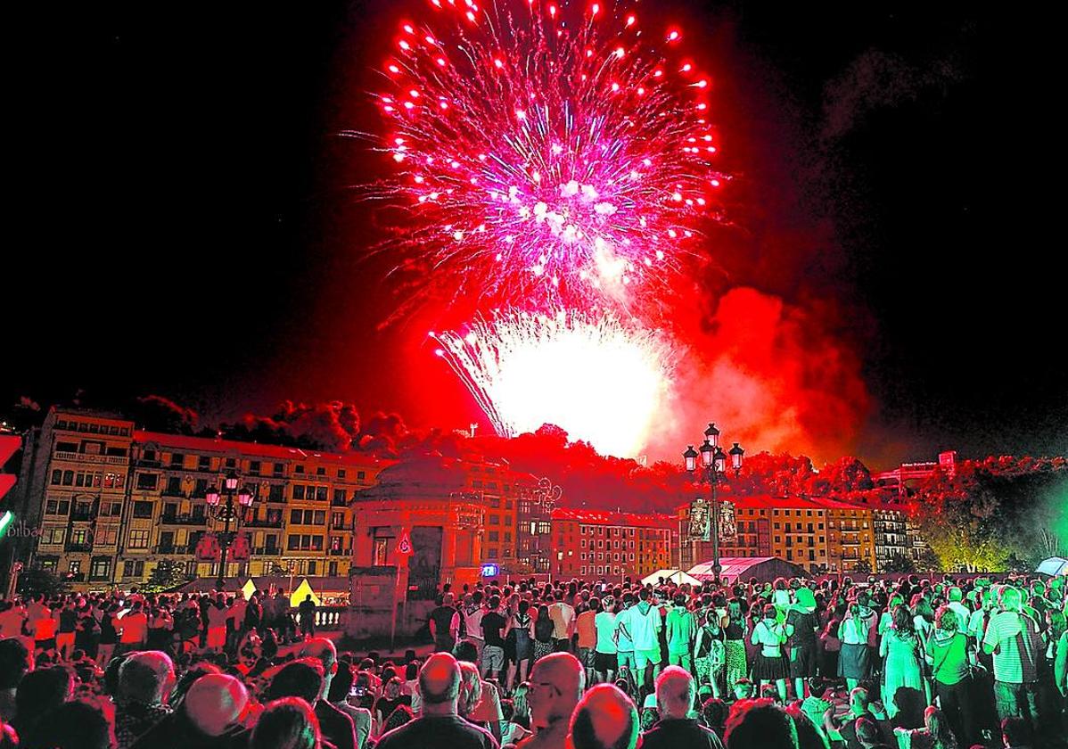 Público concentrado junto al Consistorio presencia los fuegos artificiales en fiestas de Bilbao.