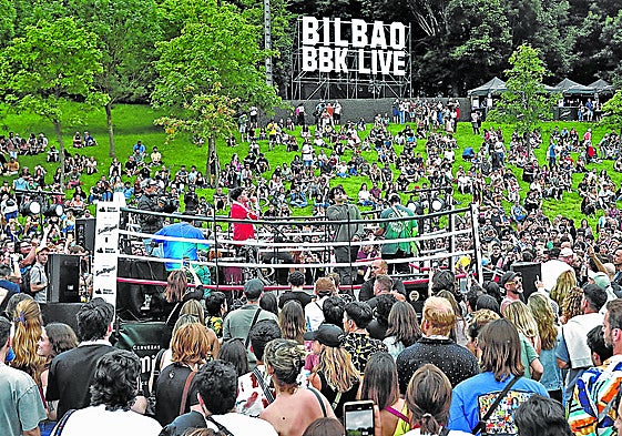 Combate musical sobre el escenario en forma de ring a cargo de Carolina Durante y Barry B.