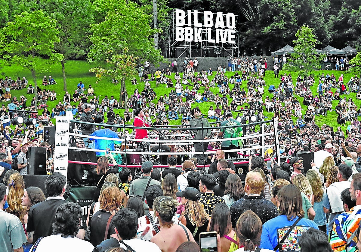 Combate musical sobre el escenario en forma de ring a cargo de Carolina Durante y Barry B.