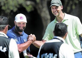 Jon Rahm saluda a Pau Gasol, de visita en el torneo LIV de Valderrama.