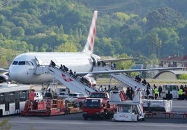 Pasajeros suben a un avión de Volotea en el aeropuerto de Bilbao.