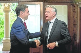 Imanol Pradales saluda a Javier de Andrés en Ajuria Enea.