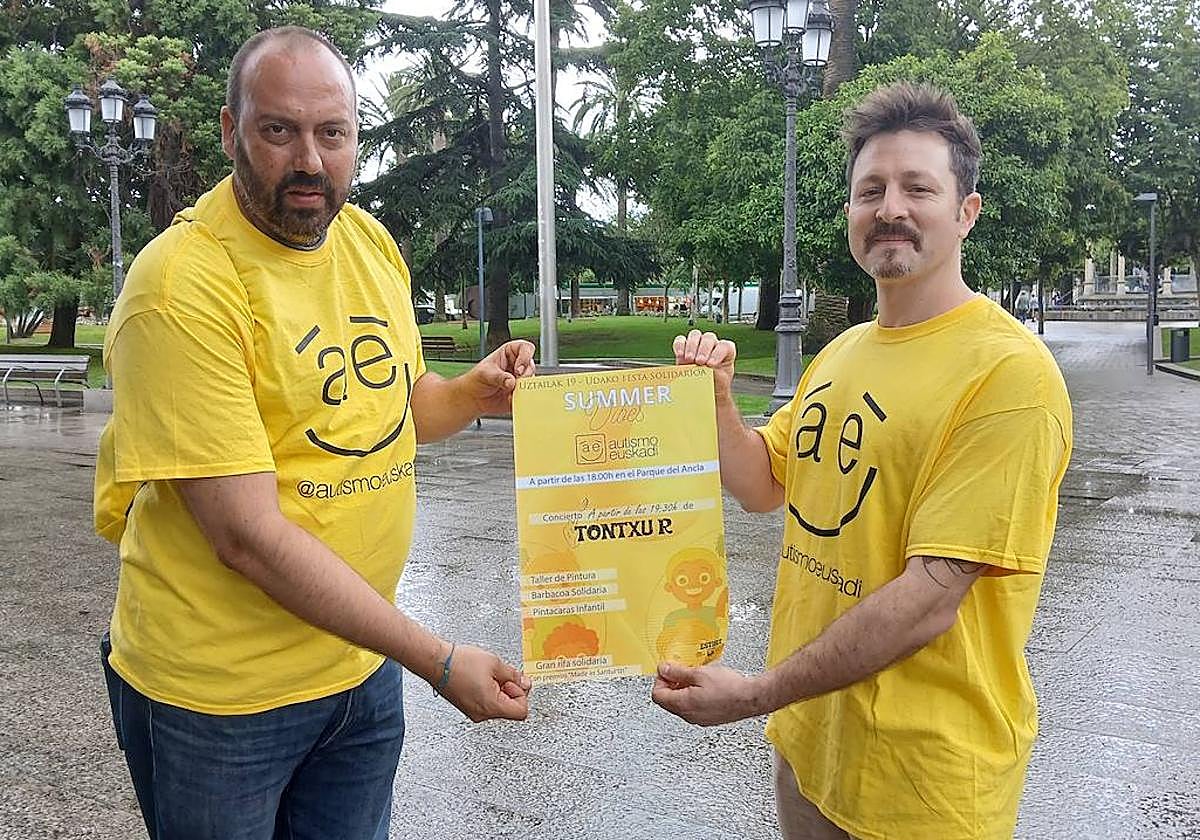 Borja Rouco, secretario de Autismo Euskadi, y Urko Goikoetxea, de Bilbao Estiba, presentan el programa de la fiesta benéfica por el autismo.