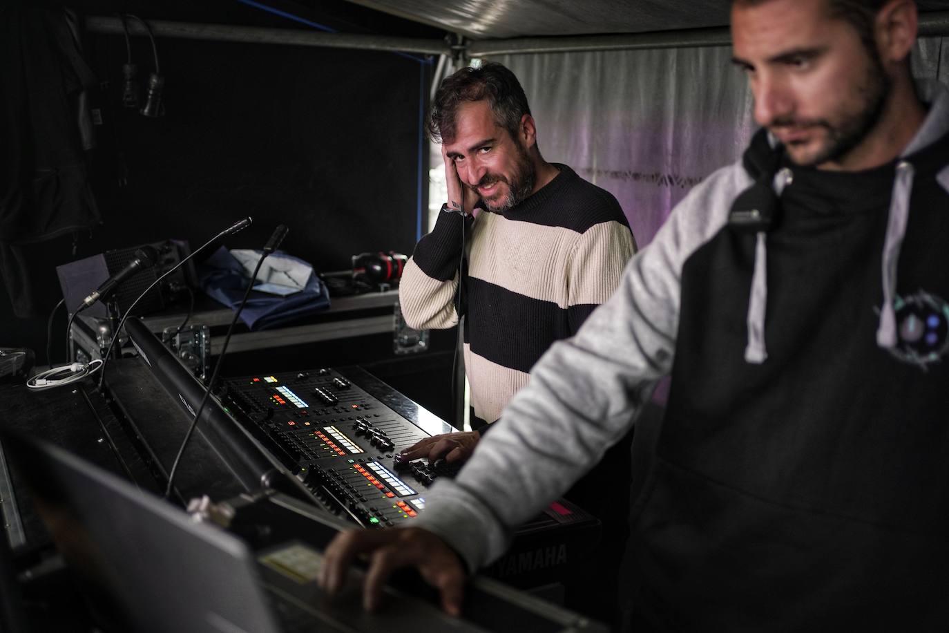 Los técnicos de sonido Diego Castro y Marc Álvarez