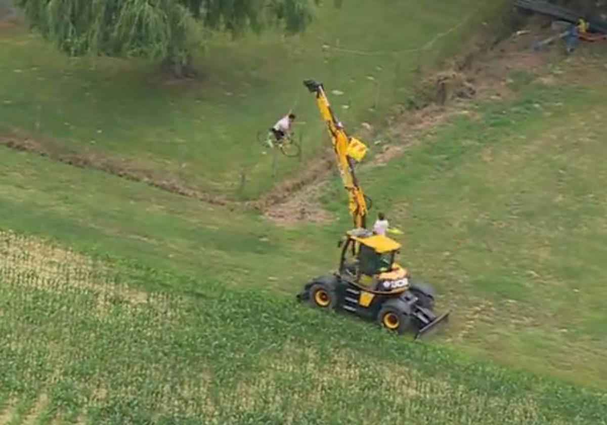 La locura de un aficionado en el Tour: 'vuela' sobre una bicicleta enganchado a su tractor