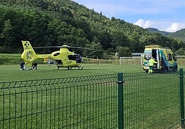 Ambulancia y helicóptero en el lugar del accidente.