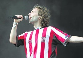 Álvaro Rivas, vocalista de los madrileños Alcalá Norte, se enfundó la camiseta de la peña Piratak del Athletic.