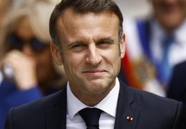 Macron zutik erori dela, Pedro Sanchezek duela urtebete egin zuen bezala.