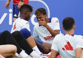 Lamine bromea con Nico durante el entrenamiento