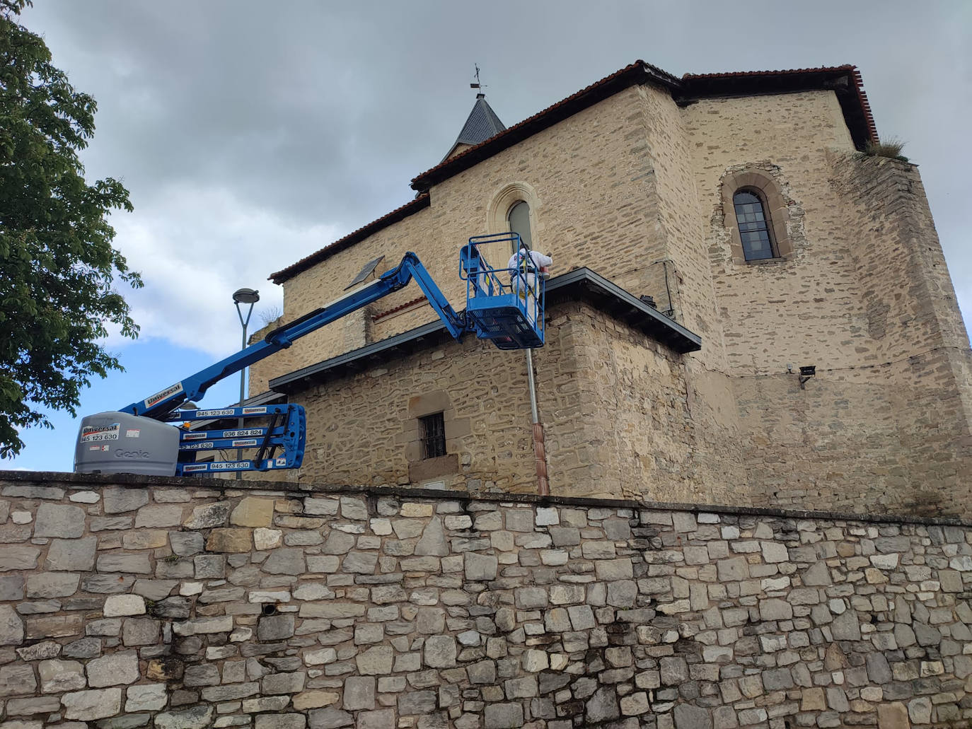 La iglesia de Aretxabaleta acoge bautizos de hijos de parejas jóvenes.