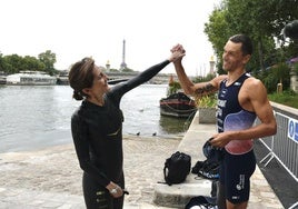 La ministra de Deportes se baña en el río Sena para mostrar la calidad del agua