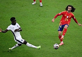 Cucurella en una acción del partido.