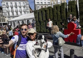 Los participantes recogieron el material suministrado por la organización y aprovecharon para inmortalizar su estancia en Vitoria