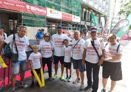 Familia de Marina Alcaraz en la Plaza de los Fueros.