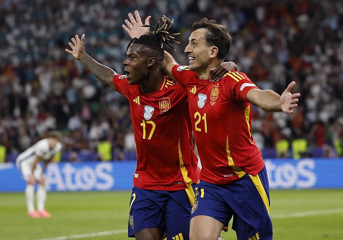 Williams dispara para marcar el primer gol de España.