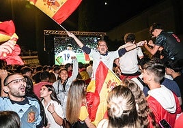 Aficionados de España en la plaza Santa Bárbara.