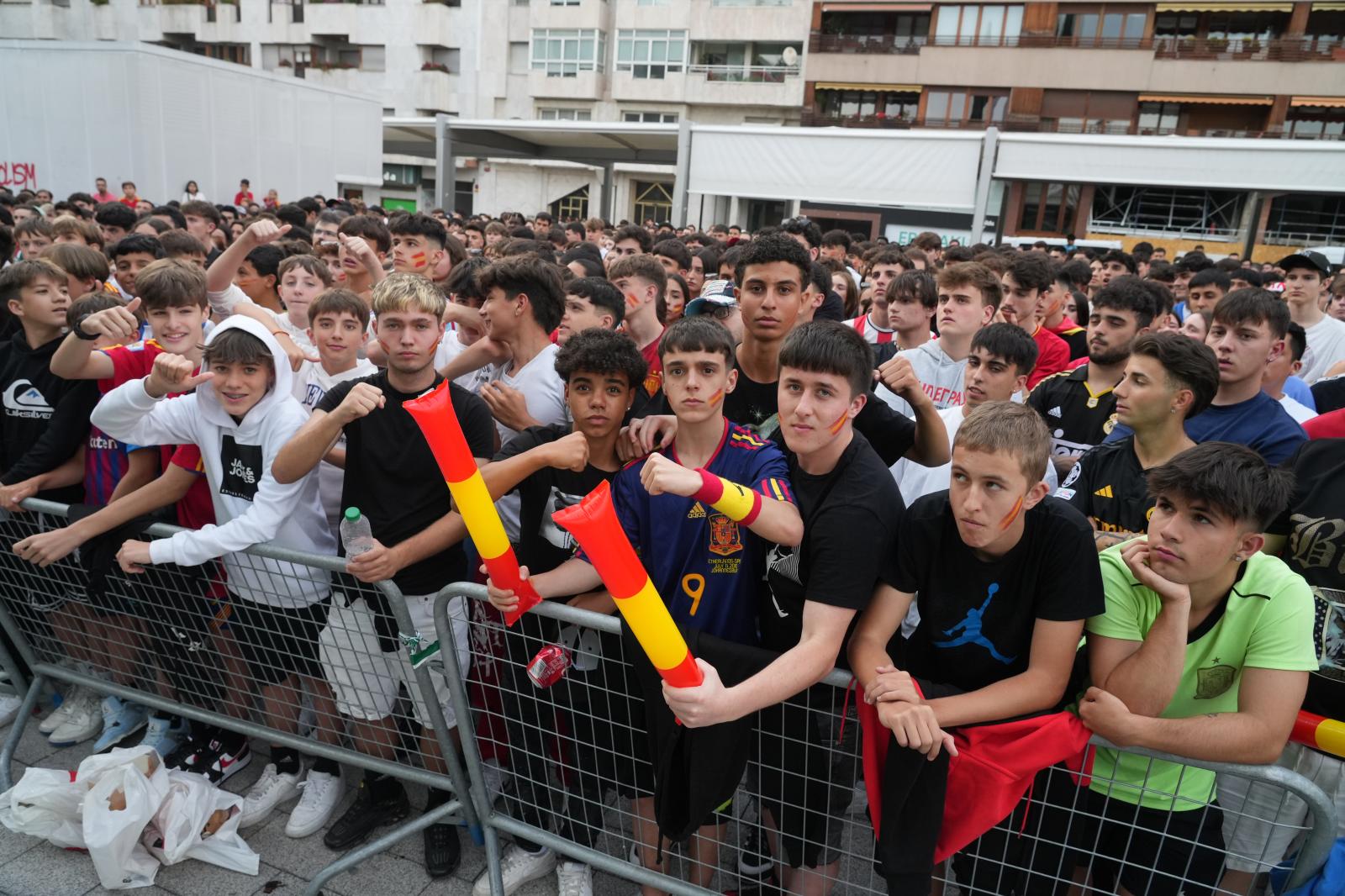 Aficionados siguen el partido en la Plaza Santa Bárbara de Vitoria.