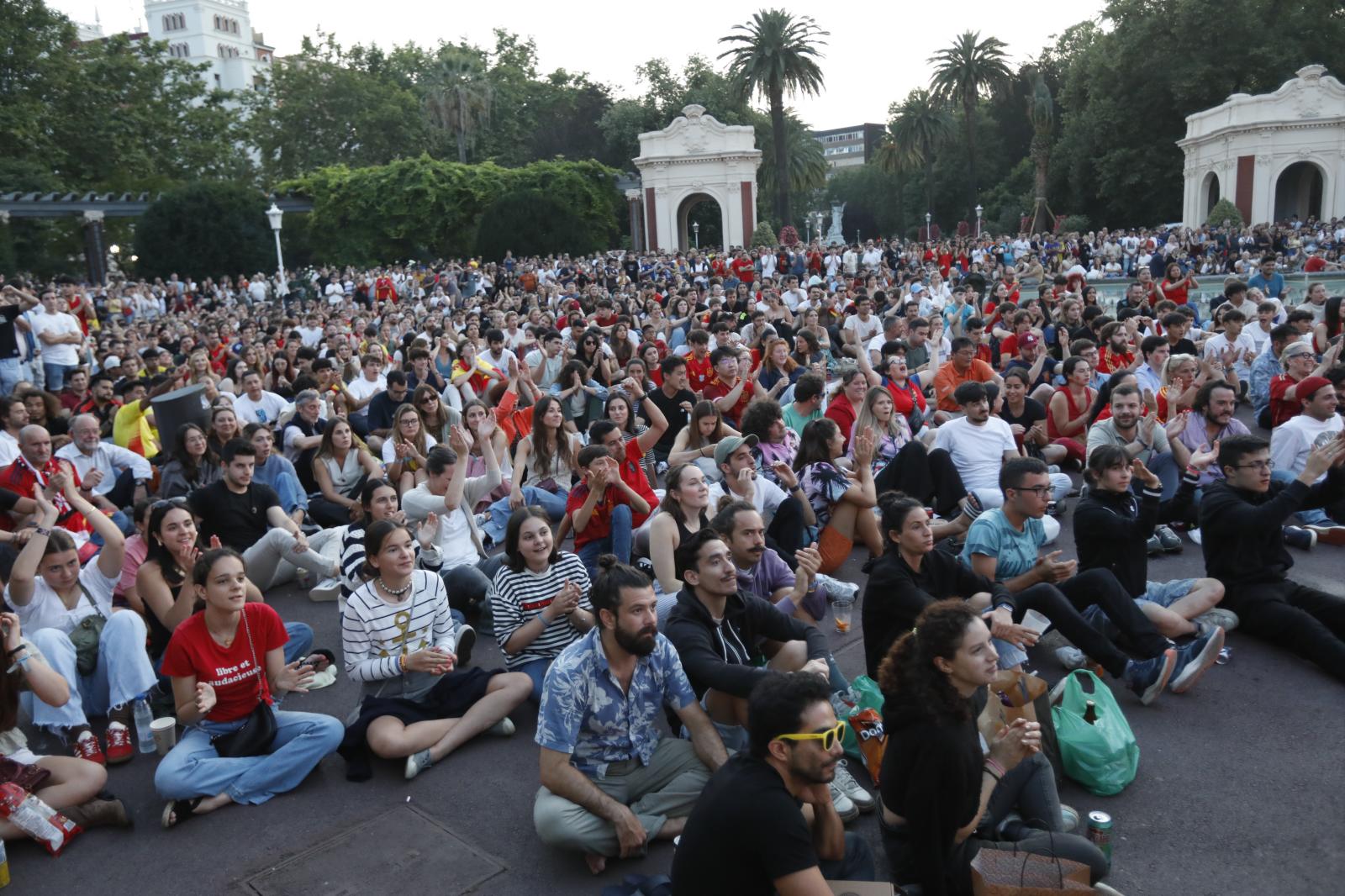 Aficionados siguen la final el parque de Doña Casilda, en Bilbao.