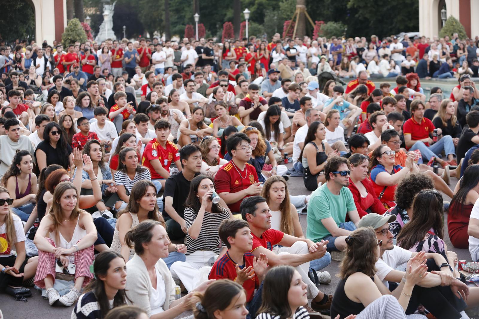 Aficionados siguen la final el parque de Doña Casilda, en Bilbao.