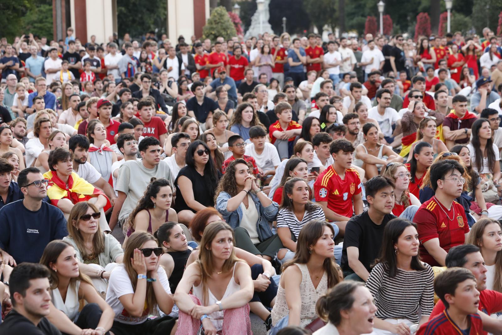 Aficionados siguen la final el parque de Doña Casilda, en Bilbao.