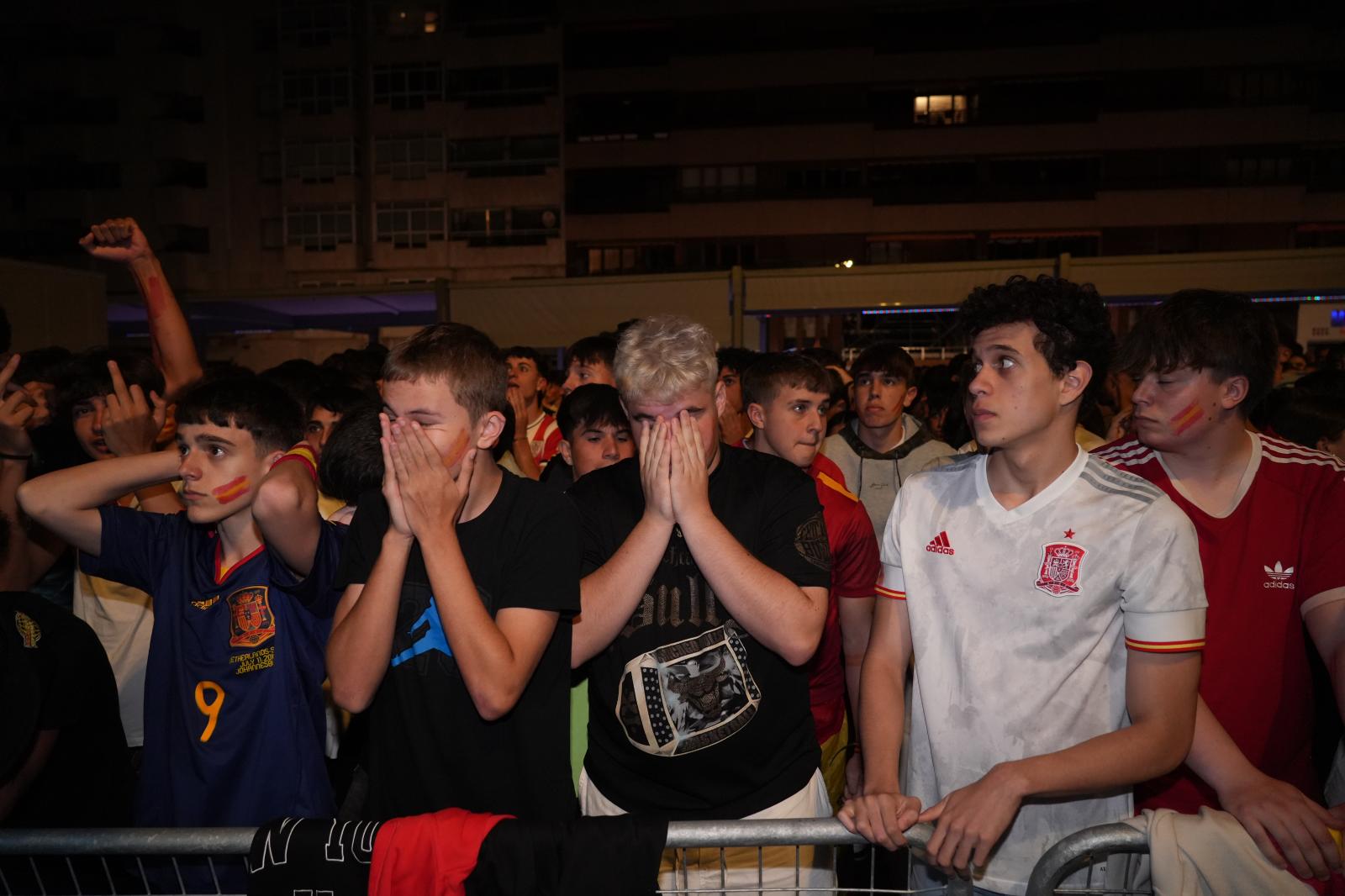 Aficionados celebran la victoria de España en la Plaza Santa Bárbara. 