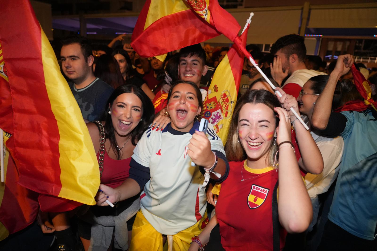 Aficionados celebran la victoria de España en la Plaza Santa Bárbara. 