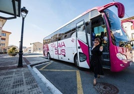 Una pasajera baja de un autobús de Alavabus en Nanclares.