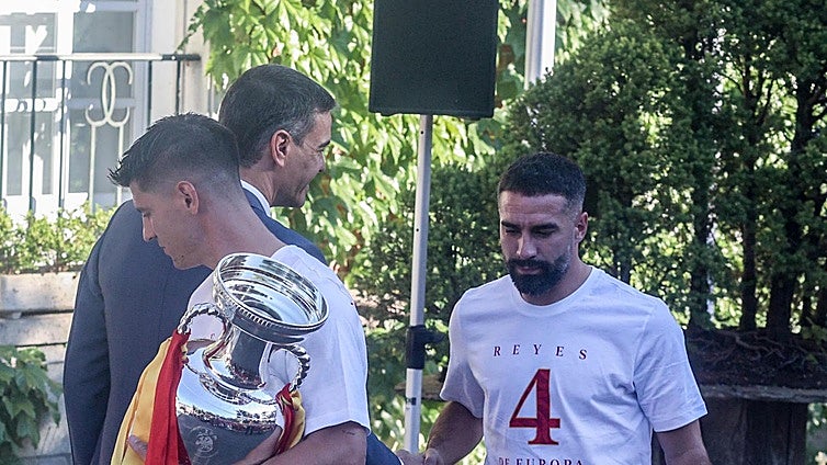 El frío saludo de Carvajal a Pedro Sánchez en Moncloa