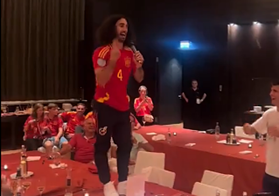 El show de Cucurella subido a la mesa durante la cena de los campeones: «Haaland tiembla...»