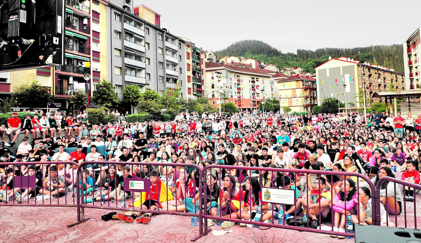 Seguidores de la Selección en Ermua.