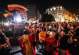 Centenares de aficionados celebran el triunfo de La Roja en Moyua.