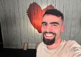 El participante vasco que destripa los secretos de 'First Dates': así se vive un día en el programa