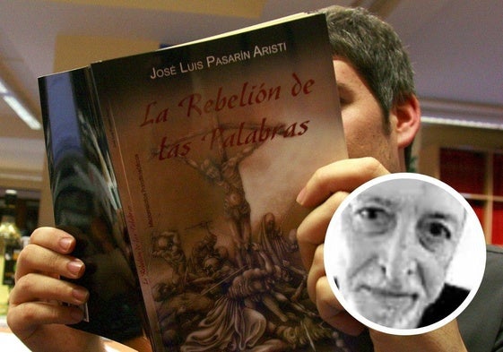 Un lector de José Luis Pasarín Aristi, junto a la imagen del poeta.