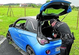 Jesús ha desarrollado una técnica propia para recuperar coches robados.