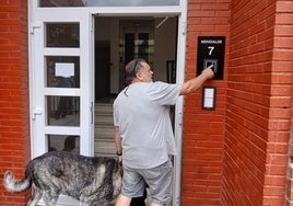 La cámara del portero automático y la puerta del portal están rotas.