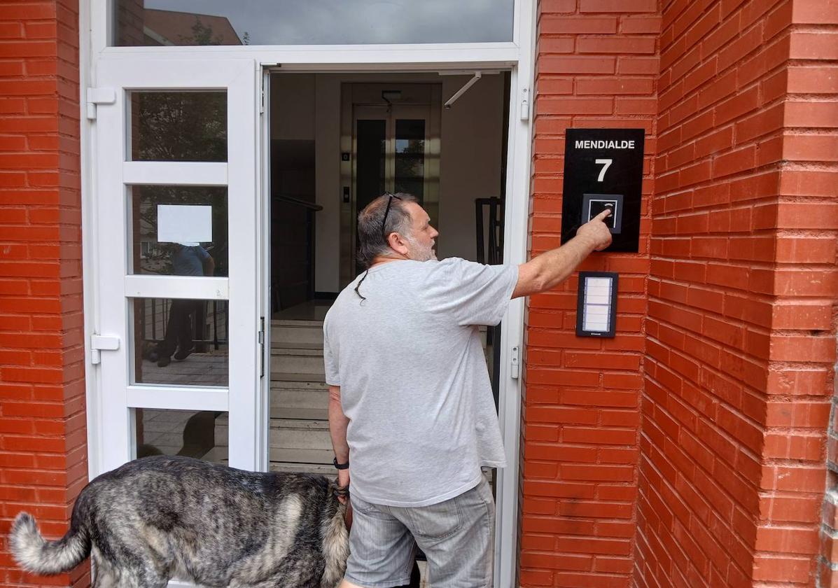 La cámara del portero automático y la puerta del portal están rotas.