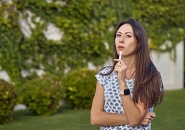 Una mujer consume un vapeador.