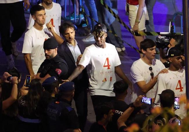 Nico, con su gorra, al llegar a Cibeles.