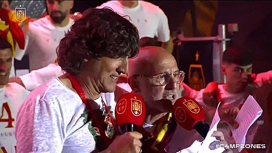 El karaoke de Luis de la Fuente y Patxi Salinas: así cantaron 'Quijote', de Julio Iglesias