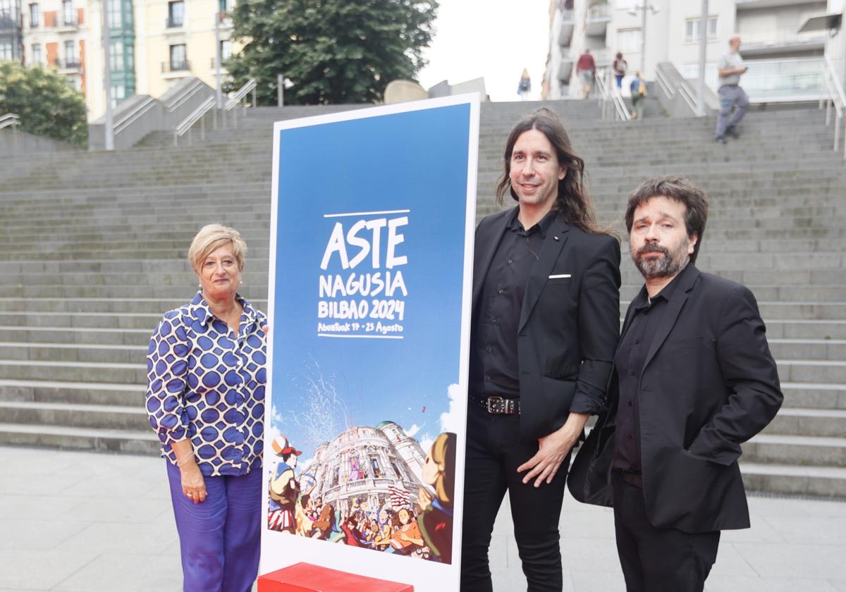 La concejala de Fiestas, Itziar Urtasun, junto a los artistas Tor y Txoborro durante la presentación del teatro de calle.