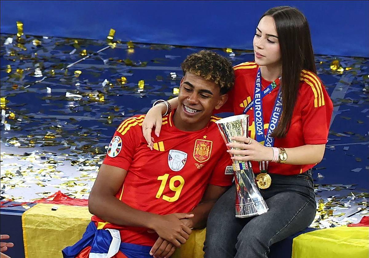 Lamine Yamal junto a su novia en la celebración de la final de la Eurocopa.